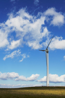 cielo limpio y molino de viento